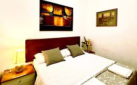 4 Bed Rooms Luxury Apartment Near Colosseum